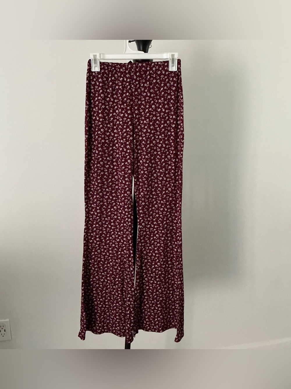Windsor Ladies Burgundy Ditsy Floral Wide-Leg Pants – Medium